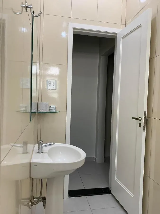 Hotel Neon - próximo a 25 de março, Bom Retiro e Brás, á 2min do mirante Sampa SKY e pista de skate Anhangabaú São Paulo 2*,  Brasil