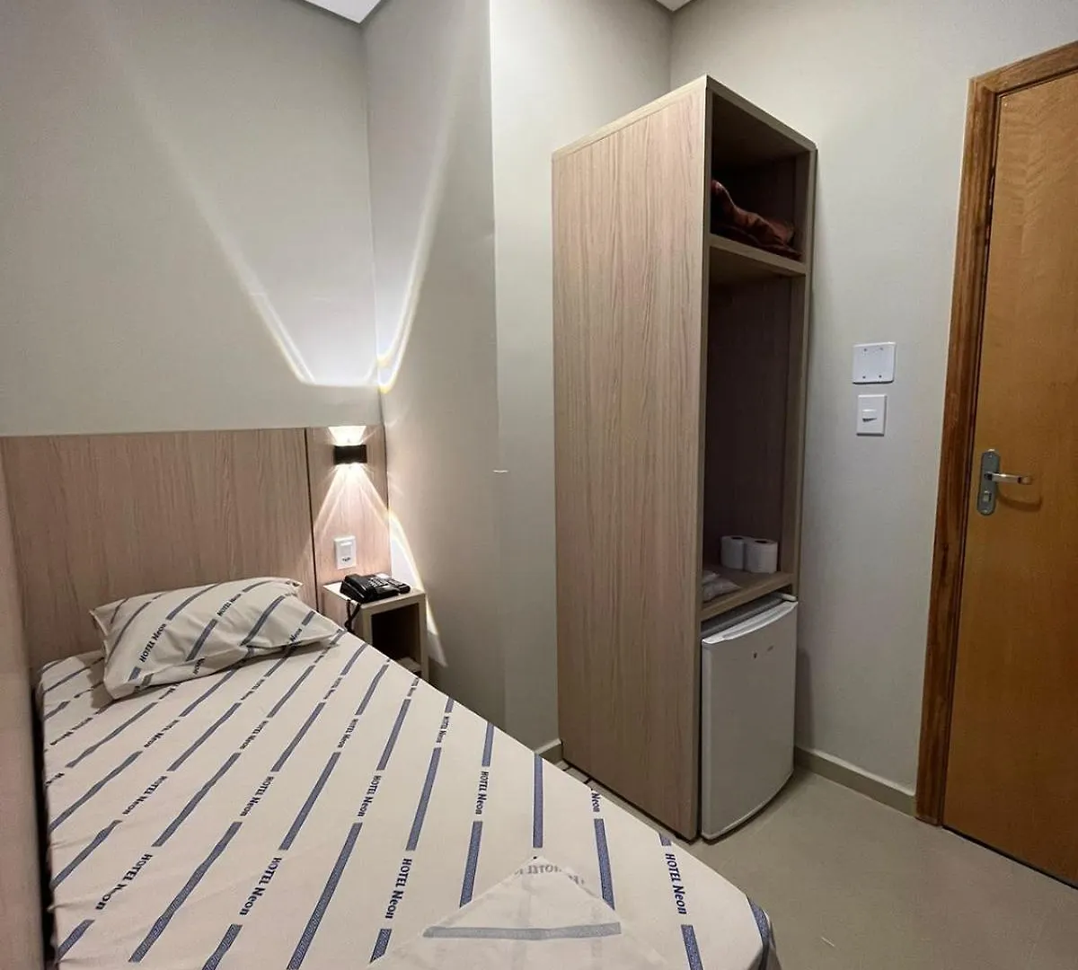 Hotel Neon - próximo a 25 de março, Bom Retiro e Brás, á 2min do mirante Sampa SKY e pista de skate Anhangabaú São Paulo
