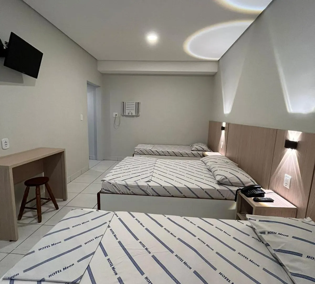Hotel Neon - próximo a 25 de março, Bom Retiro e Brás, á 2min do mirante Sampa SKY e pista de skate Anhangabaú São Paulo 2*,