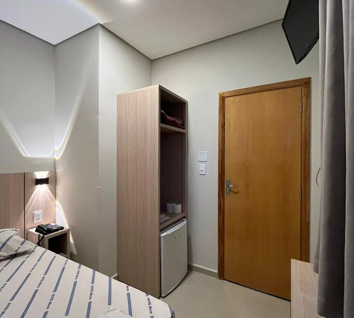 Hotel Neon - próximo a 25 de março, Bom Retiro e Brás, á 2min do mirante Sampa SKY e pista de skate Anhangabaú São Paulo