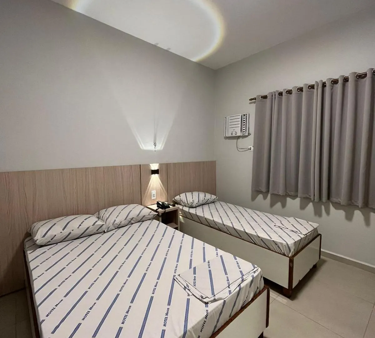 Hotel Neon - próximo a 25 de março, Bom Retiro e Brás, á 2min do mirante Sampa SKY e pista de skate Anhangabaú São Paulo Brasil